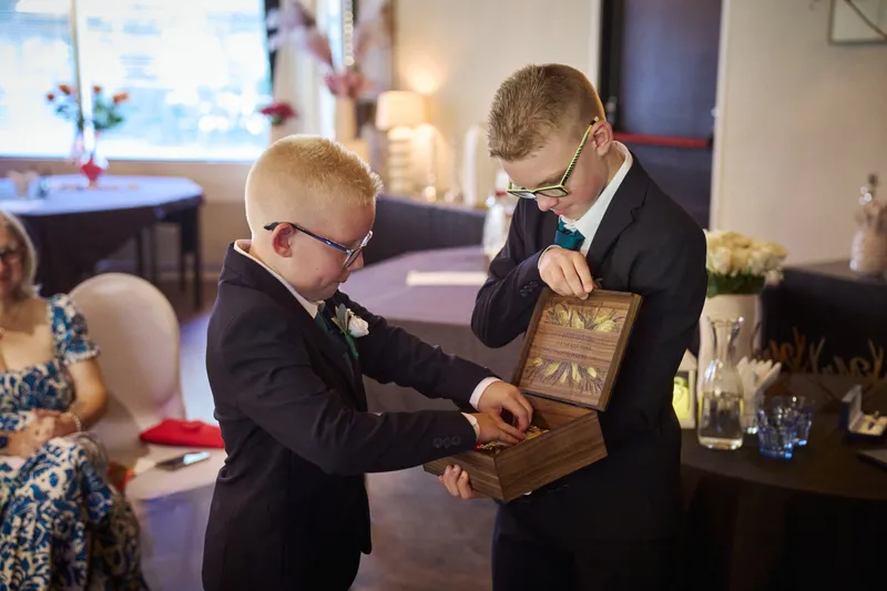 De zoons van Pieter brengen de ringen in een houten doosje