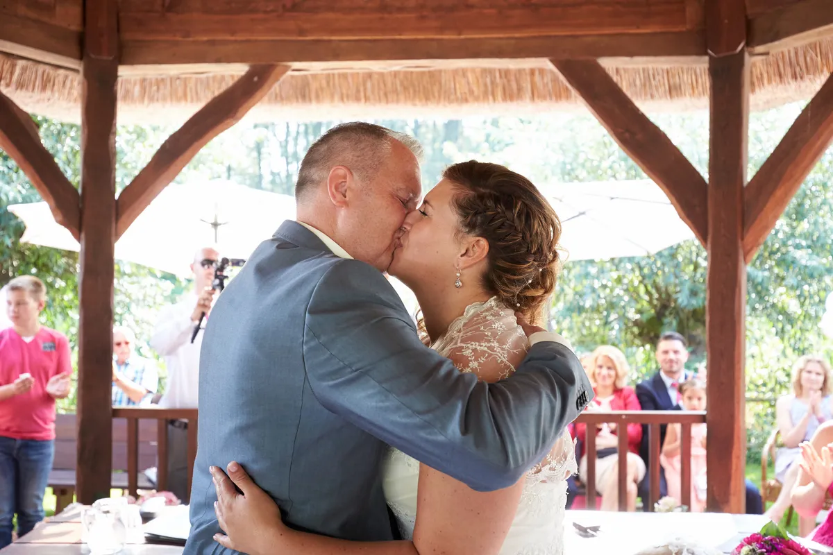 Jessica en Eric omhelzen elkaar in het prieel