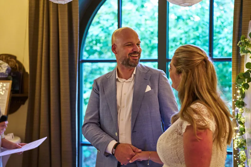 Annemarie en Jan staan tegenover elkaar voor het raam