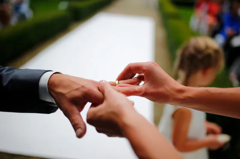 De ring wordt omgedaan, van dichtbij