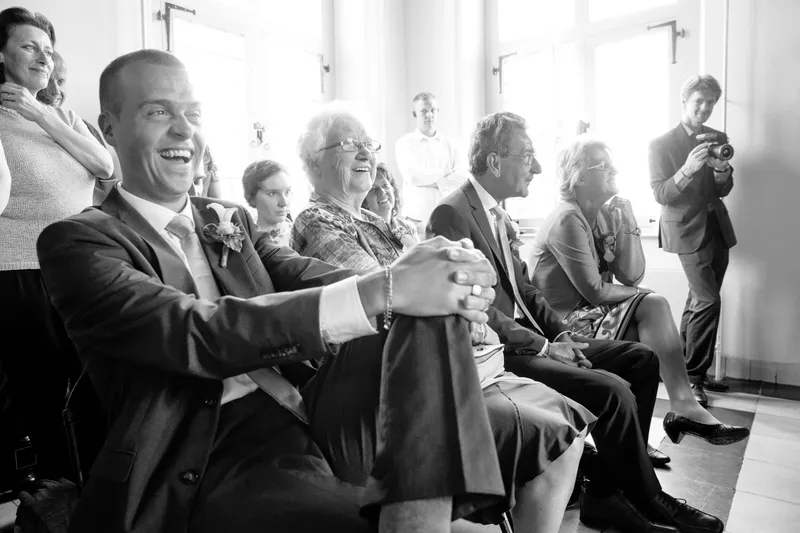 Een gast lacht in de zaal