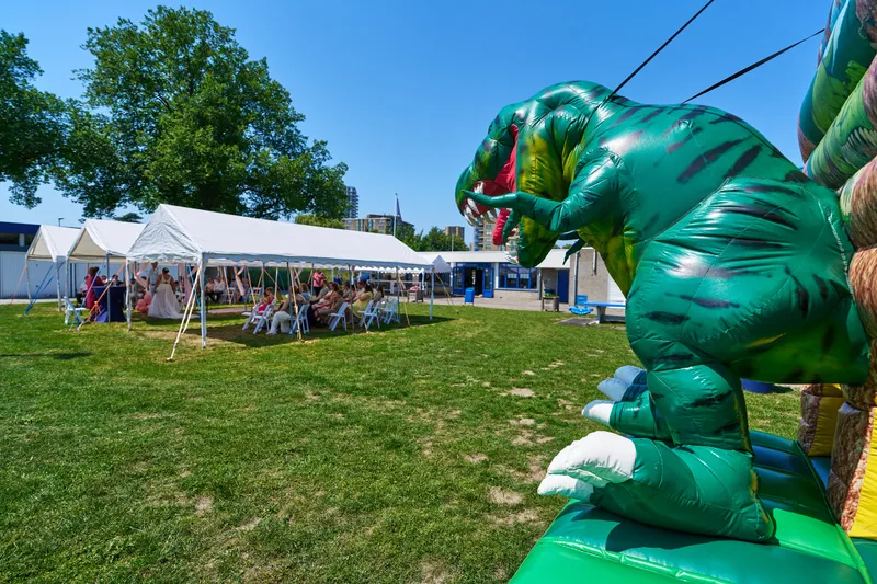 Het dinosaurus-springkussen en de tenten op het veld van Phoenix