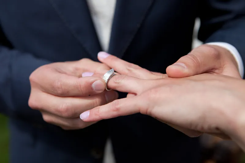 Arno schuift de ring om de vinger van Patricia