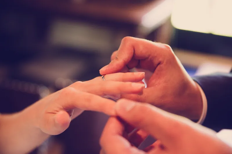 De ring gaat om de vinger