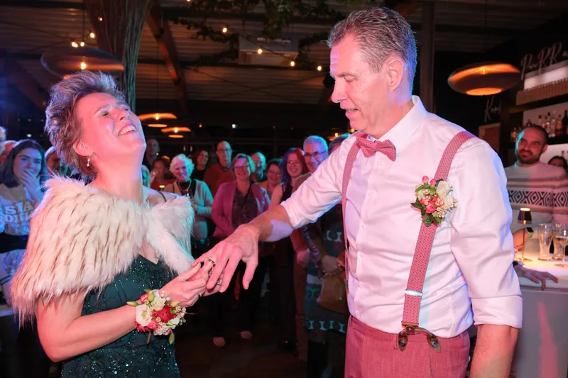 Bart schuift de ring om de vinger van Esther