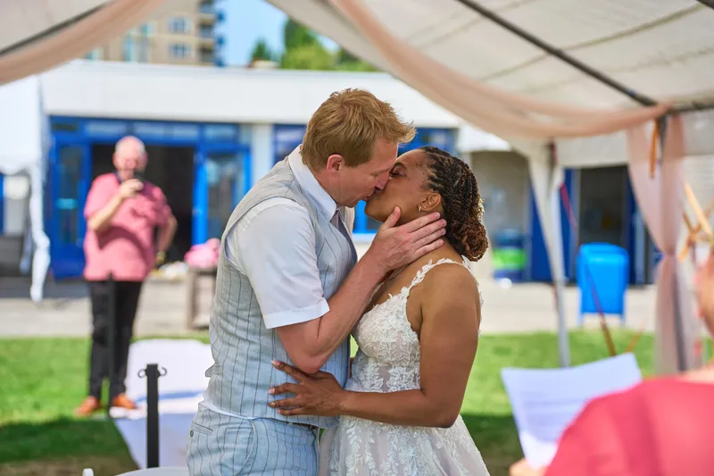 Felicia en Sander kussen onder de tent