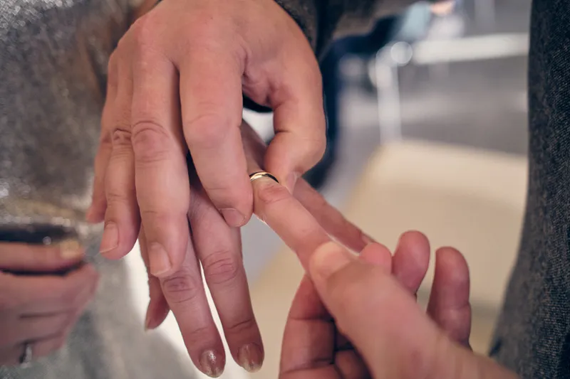 Gerrit schuift de ring om de vinger van Jiska