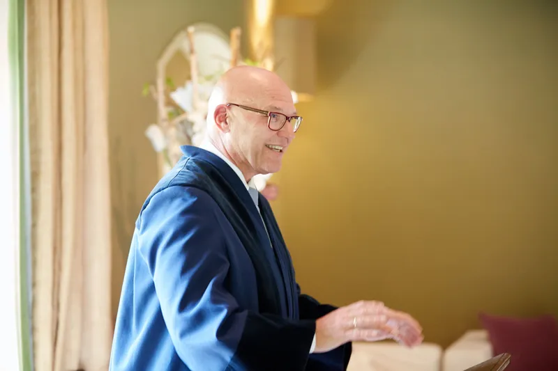 De trouwambtenaar leest voor bij de lessenaar