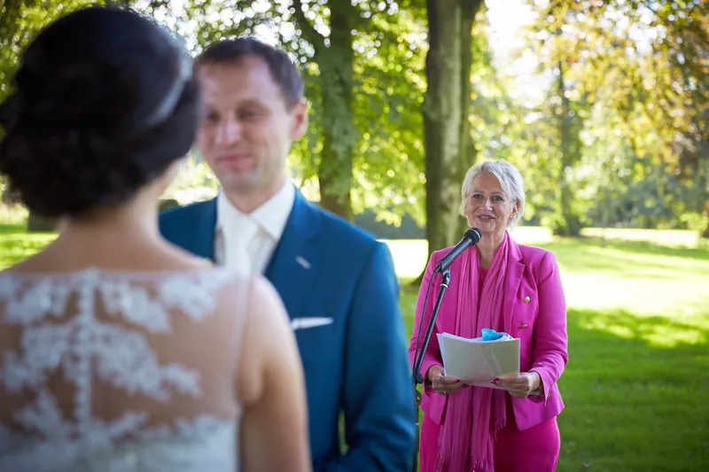 Bart en Frederike tegenover elkaar tijdens de ceremonie
