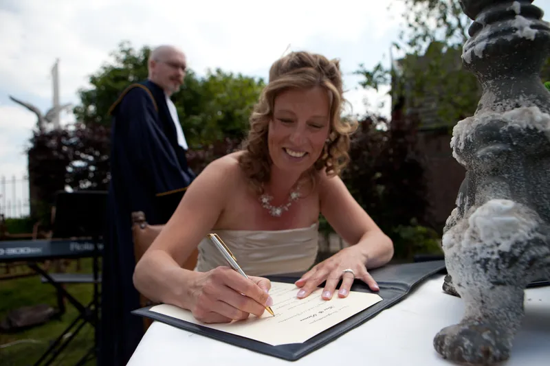 Patricia tekent in de tuin