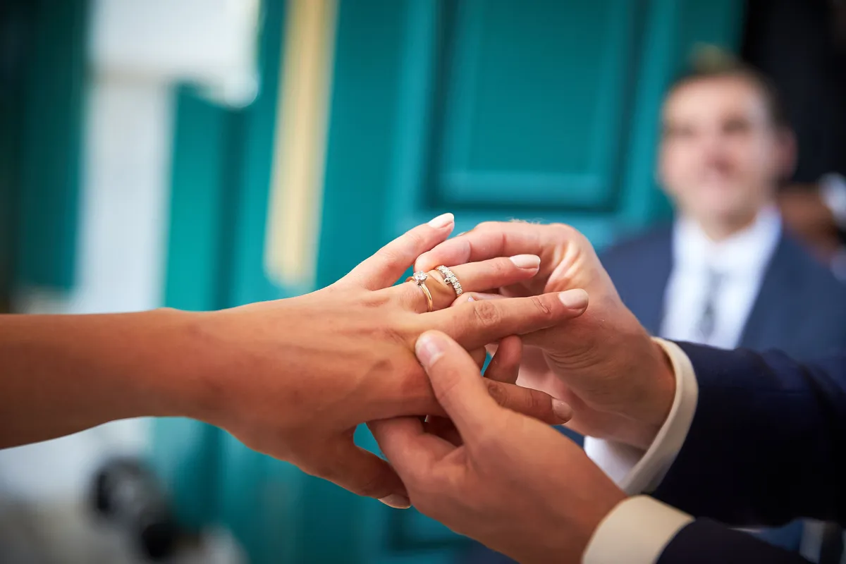 Wouter schuift de ring om de vinger van Rinkje