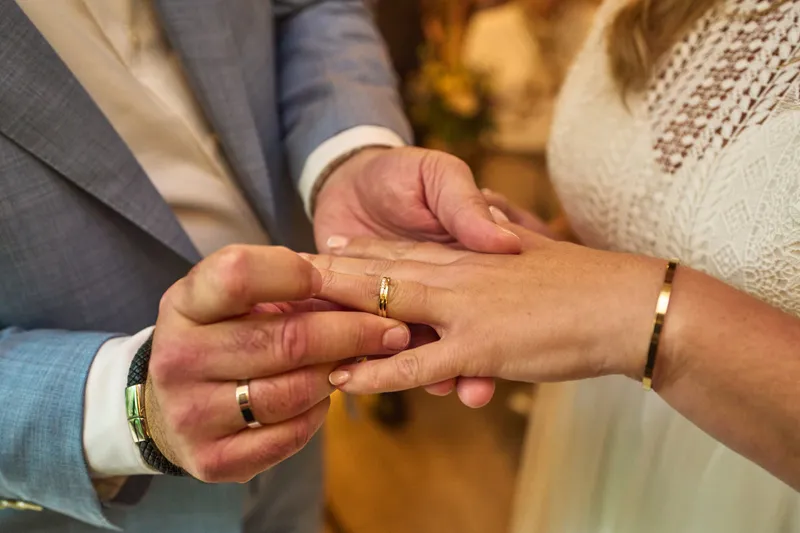 Jan schuift de ring om de vinger van Annemarie