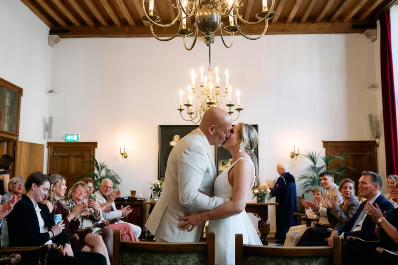 Danitsja en Brian kussen voor de gasten in de trouwzaal