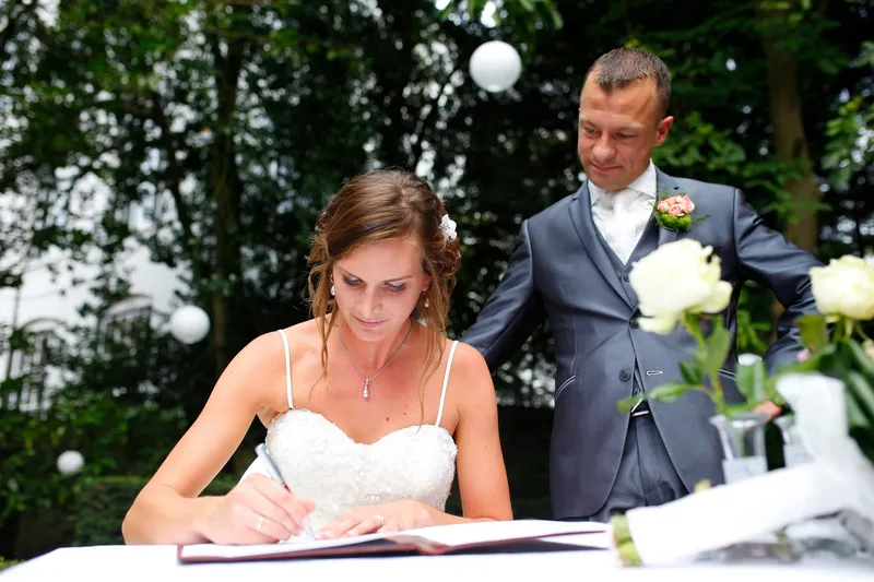 Aniek zet haar handtekening
