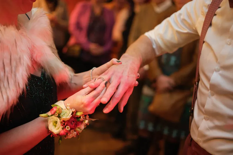 De ring en de corsage van dichtbij