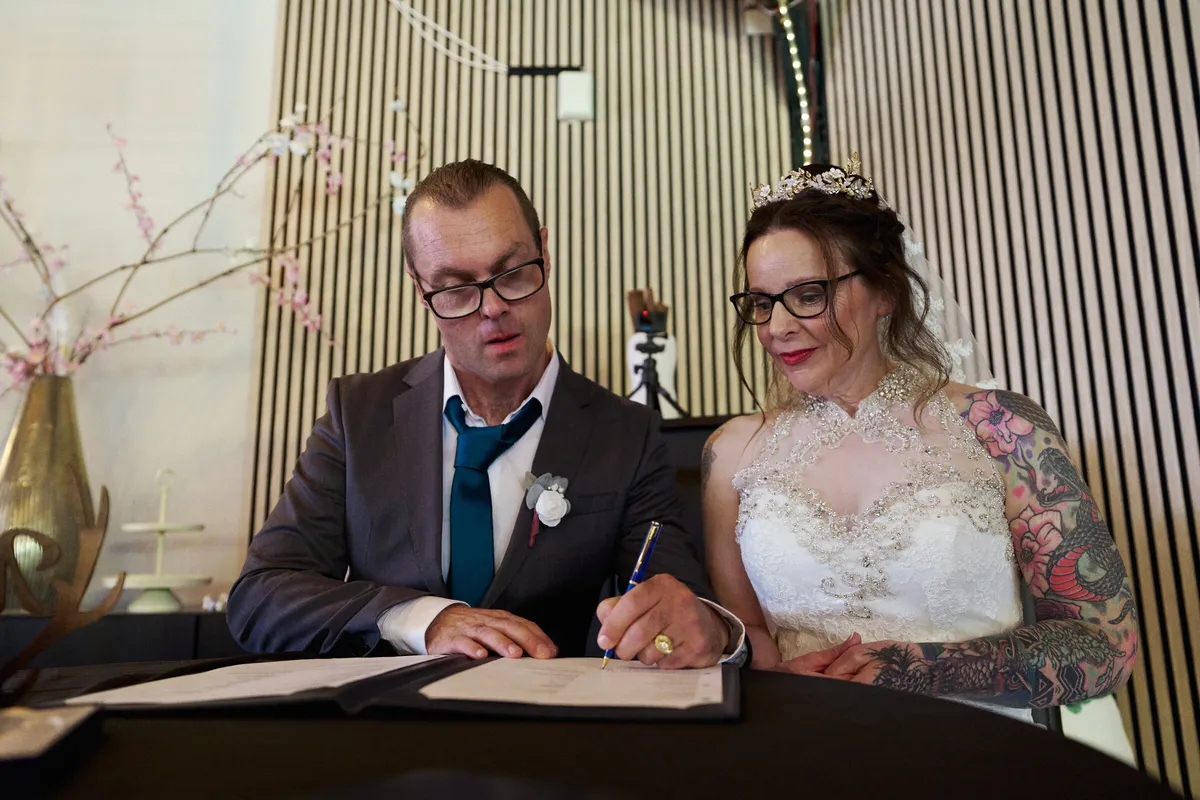 Karon en Pieter tekenen de akte