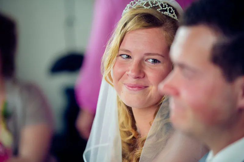 Jennifer lacht met haar tiara naar de camera