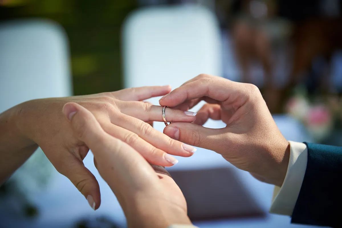 De ring wordt omgedaan