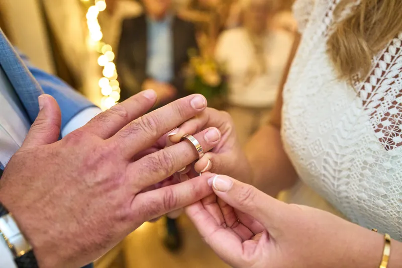 Annemarie schuift de ring om de vinger van Jan
