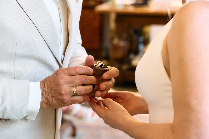 Brian schuift de ring om de vinger van Danitsja