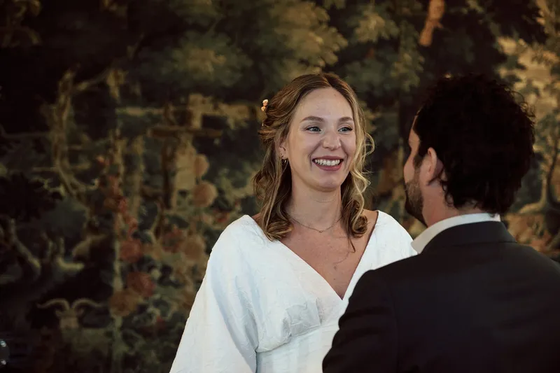 Anouk lacht naar Raphaël tijdens het jawoord