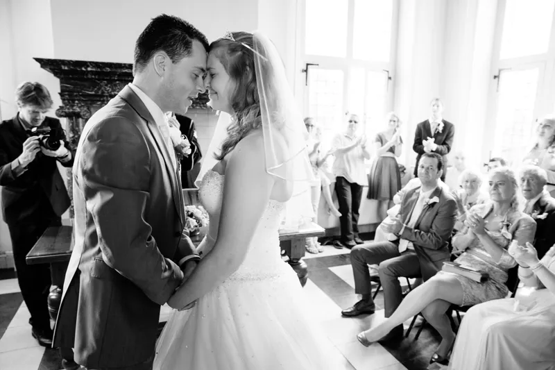 Jennifer en Brian kijken elkaar aan, de gasten erachter