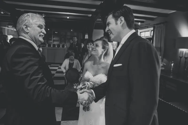 Een handdruk tussen Stefan en de vader van Liza, zwart-wit