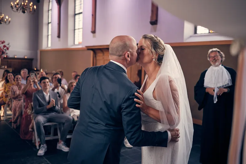 De eerste kus in de kerk