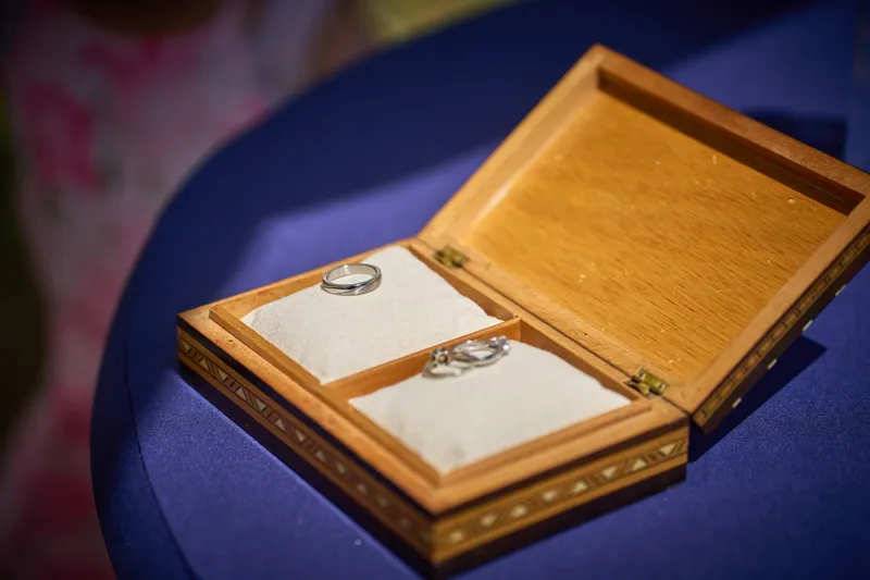De trouwringen in een houten doosje