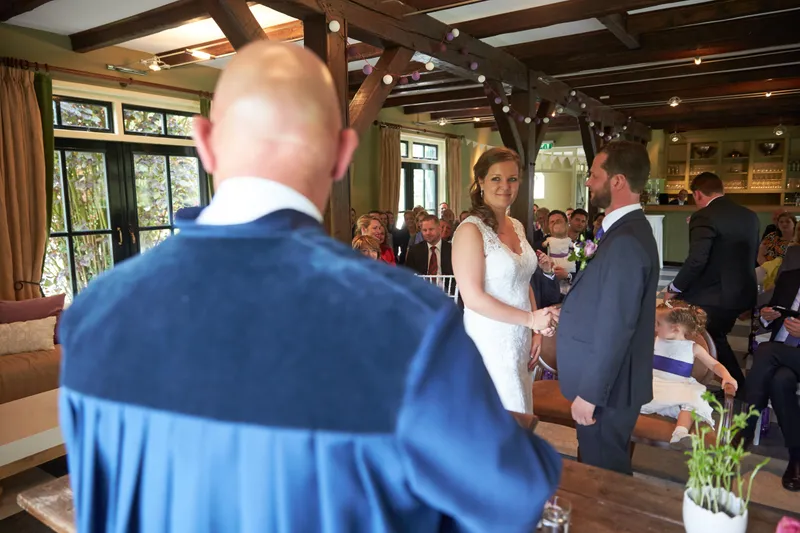 Robbert en Nadine voor de trouwambtenaar