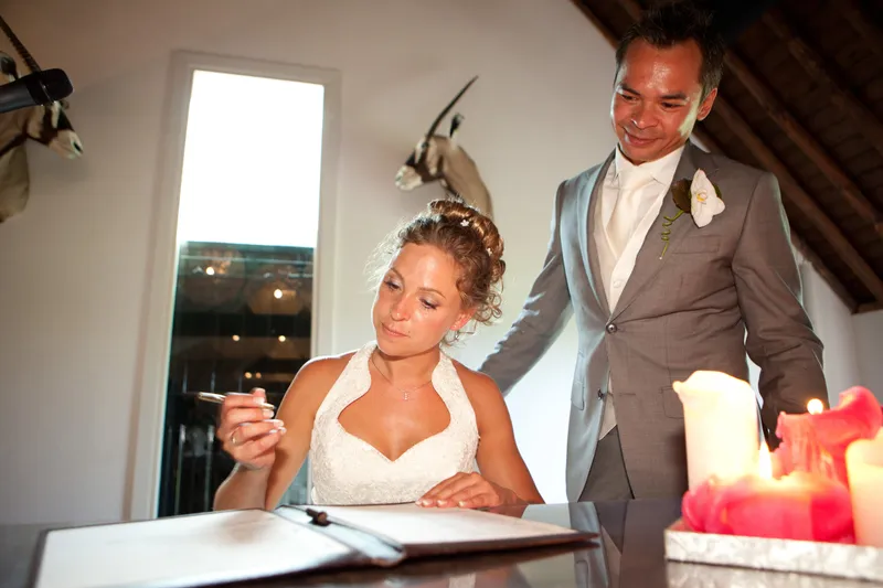 Rebecca tekent, Dennis kijkt toe