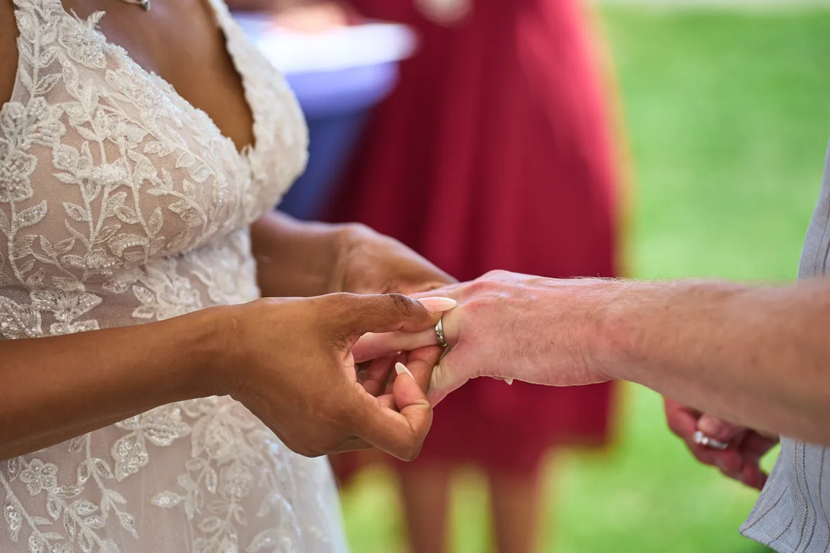 Sander schuift de ring om de vinger van Felicia