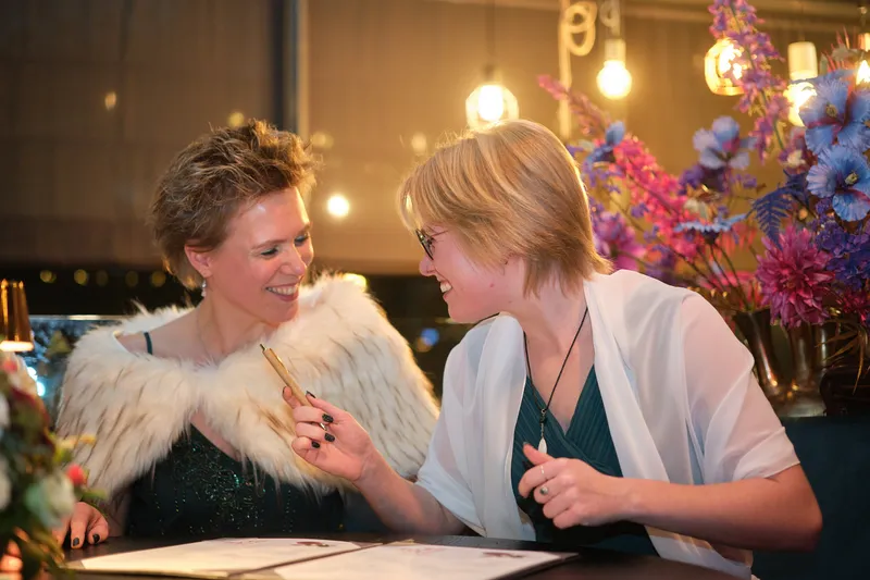 Esther en een getuige lachen samen