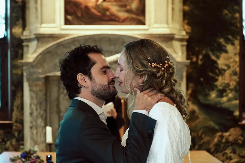 Anouk en Raphaël met hun voorhoofden tegen elkaar