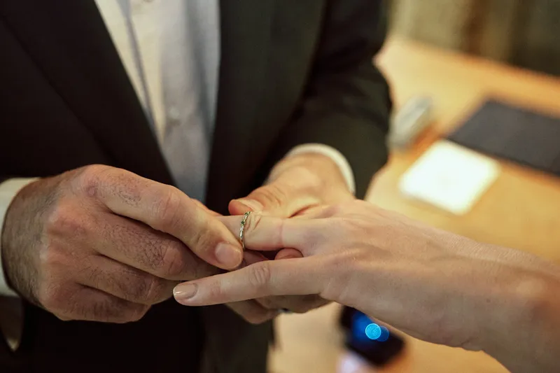 Raphaël schuift de ring om de vinger van Anouk