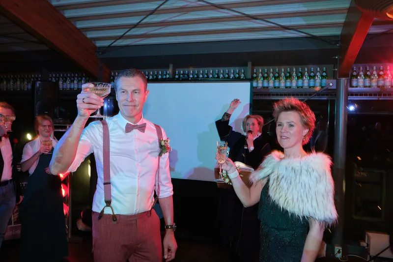 Bart en Esther proosten, getrouwd