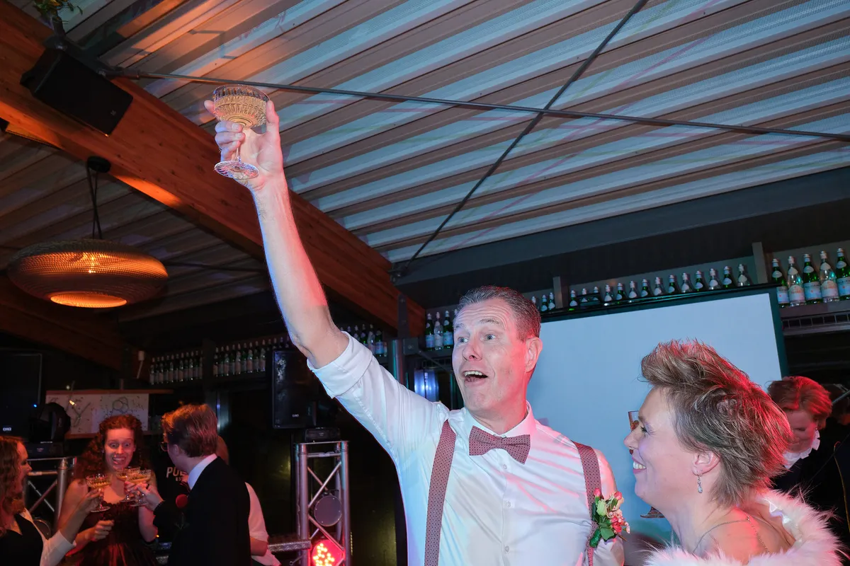 Bart steekt zijn glas in de lucht
