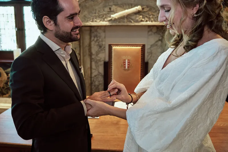 Anouk en Raphaël wisselen de ringen en kijken elkaar aan