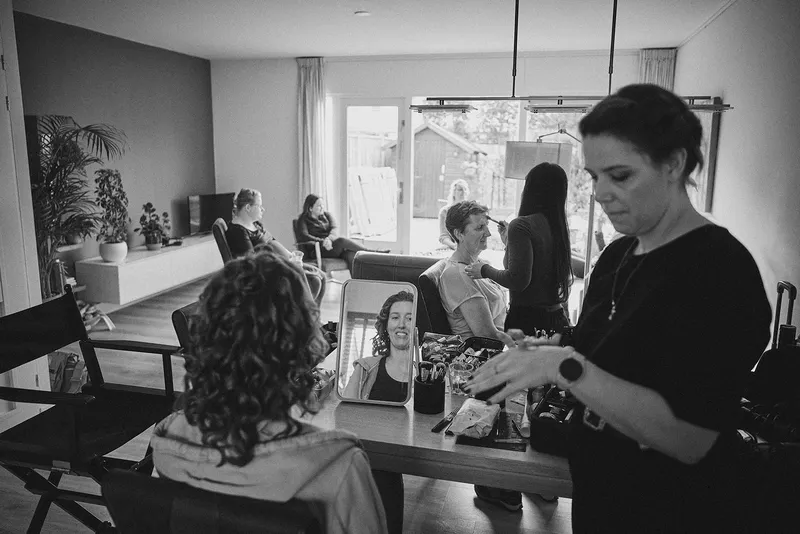 Zwart-wit: een ceremonie binnen bij gemengd licht