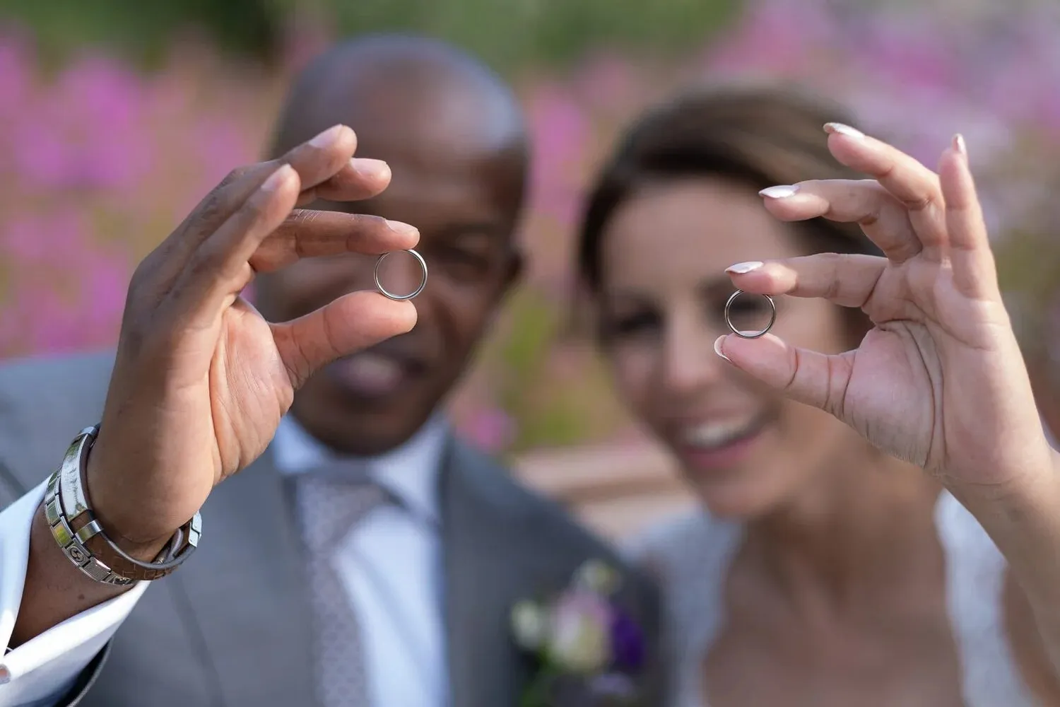 Bruidspaar laat lachend hun ringen zien