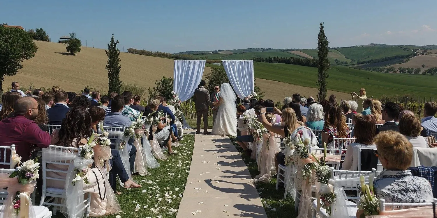 Ceremonie in de open lucht met uitzicht over glooiende velden