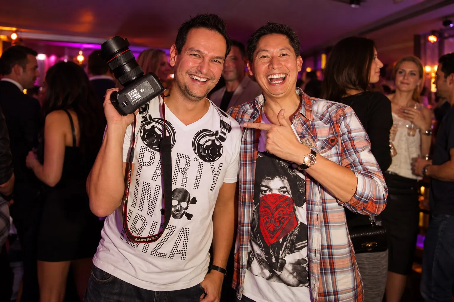 Chris en Stefan lachend op een feest, Stefan met zijn camera omhoog