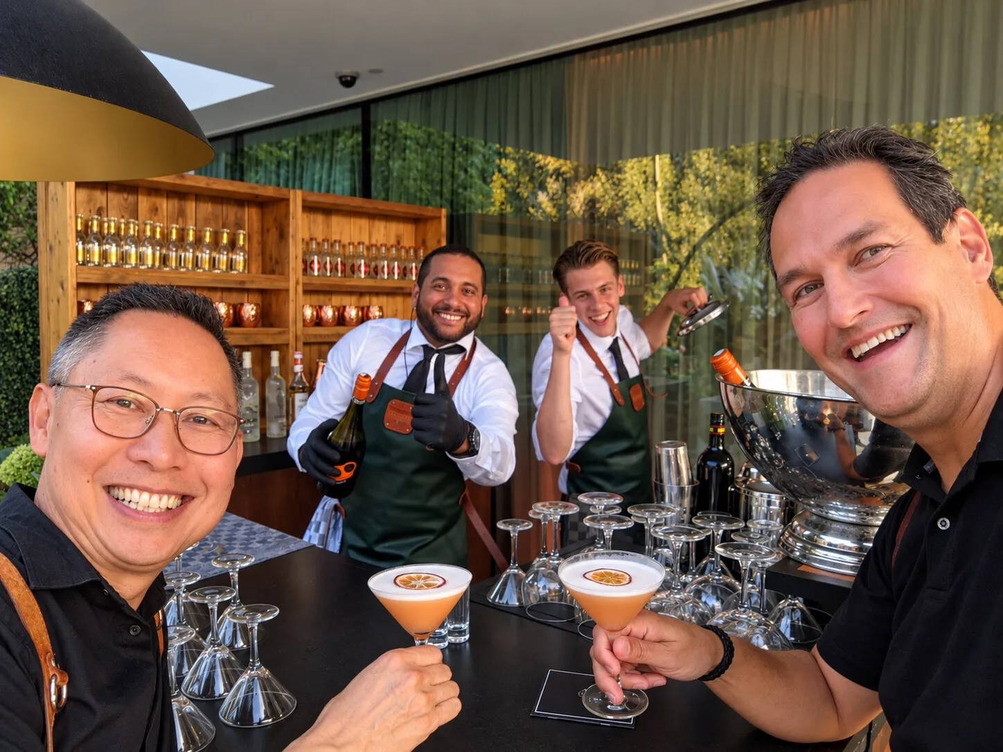 Chris en Stefan proosten lachend aan een cocktailbar