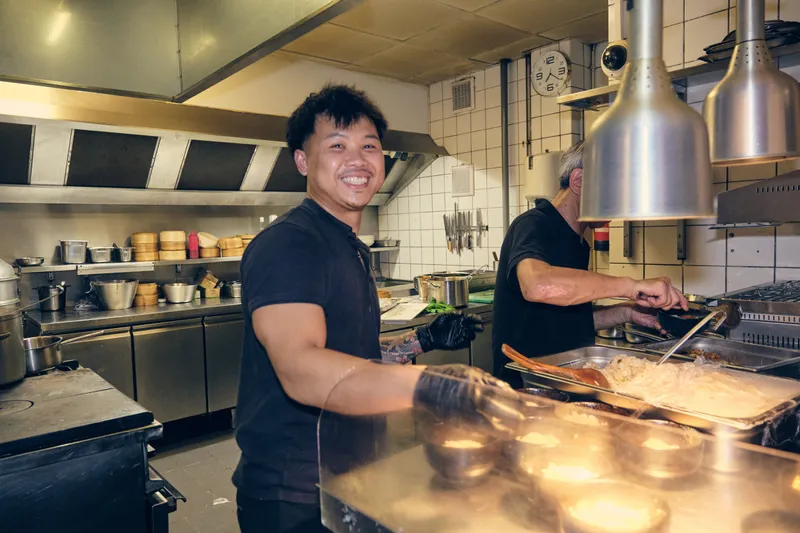 De kok aan het werk in de keuken van Chung