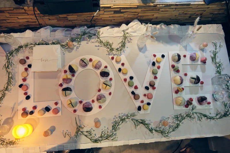 Het woord LOVE van macarons op de tafel