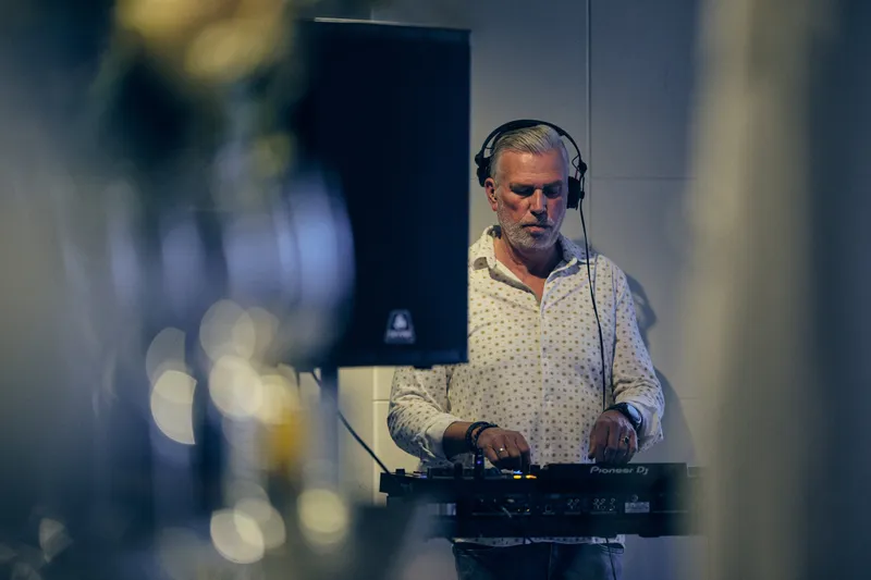 De dj achter de draaitafels