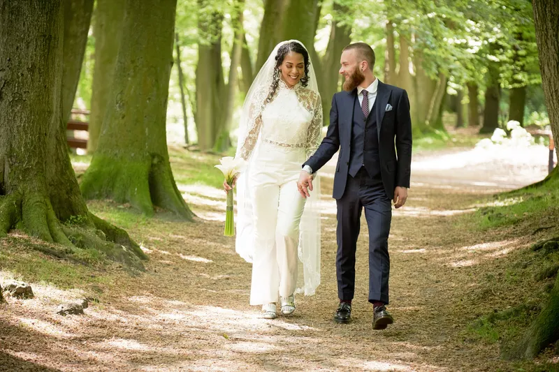 Frank en Jennifer lopen over een bospad in Clingendael