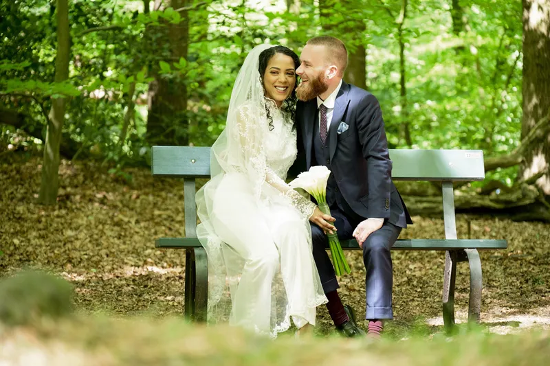 Frank en Jennifer op een groen bankje in het bos
