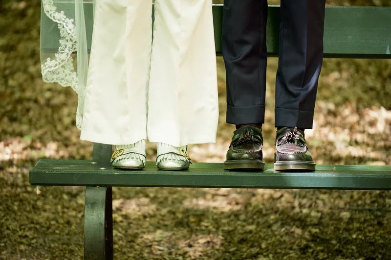 Close-up: hun voeten op het bankje