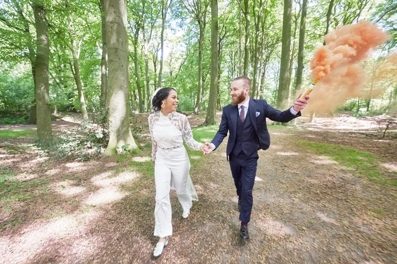 Frank en Jennifer lopen hand in hand door oranje rook